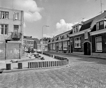 832935 Gezicht in de Paarlstraat te Utrecht, vanaf de hoek met de Schelpstraat, met op de achtergrond enkele huizen aan ...